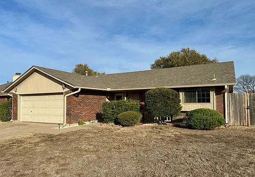 1103 NW Willow Pl Photo 1