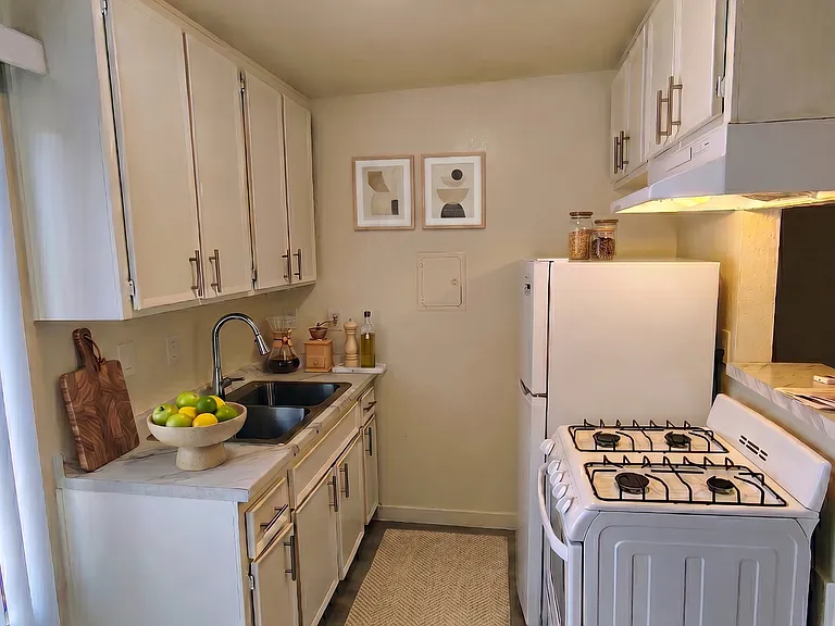 11434 Calvert St — Photo 13