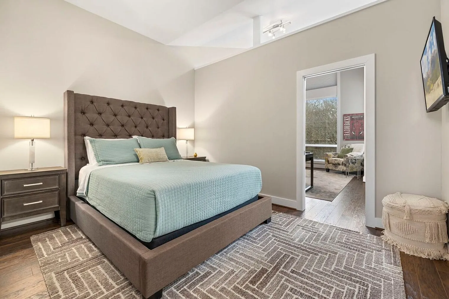 1 bed, 1.0 bath, 1140 sqft, $3,377 — Photo 3