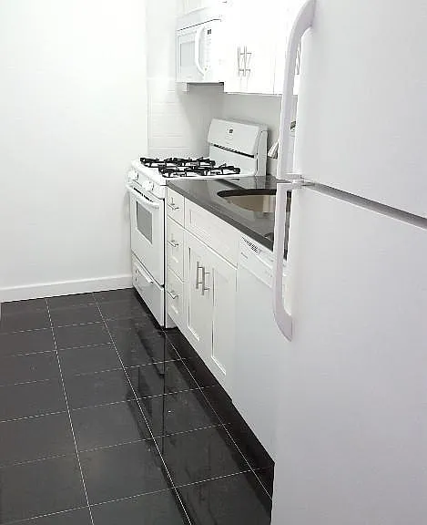333 E 46th St #4B — Photo 5
