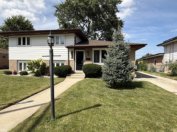 3rd image of 6534 W 107th St