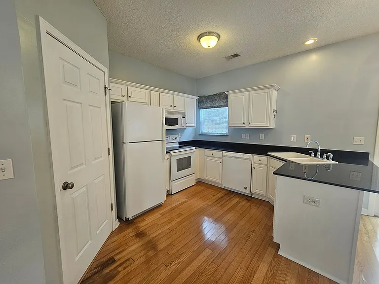 104 Tuscany Ct — Photo 4