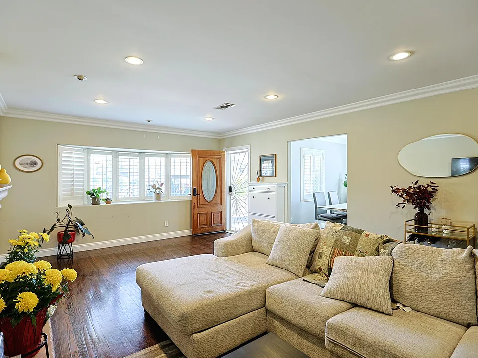313 E 11th St #6267274877