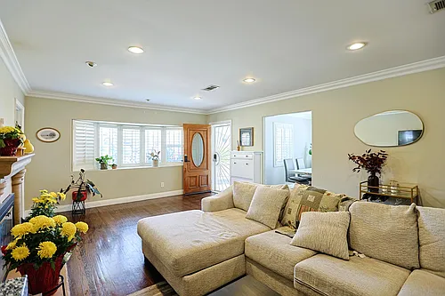 313 E 11th St #6267274877 Photo 1