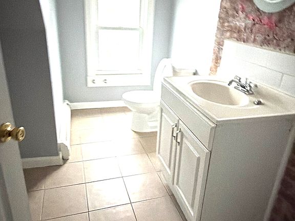 5th image of 326 E Northampton St