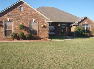 801 SW 42nd St, Moore, OK 73160