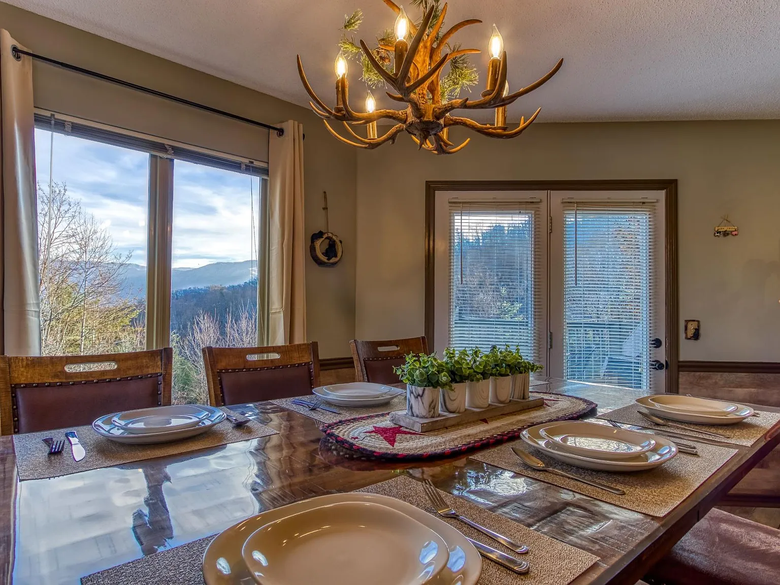 3 bed, 3.5 bath, 2310 sqft, $7,500 — Photo 2