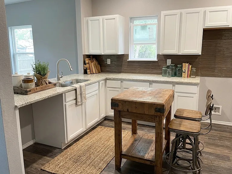 809 S Travis Ave — Photo 4