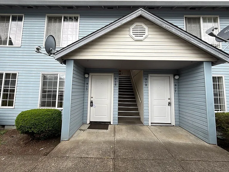 915 Bryan Ct — Photo 2