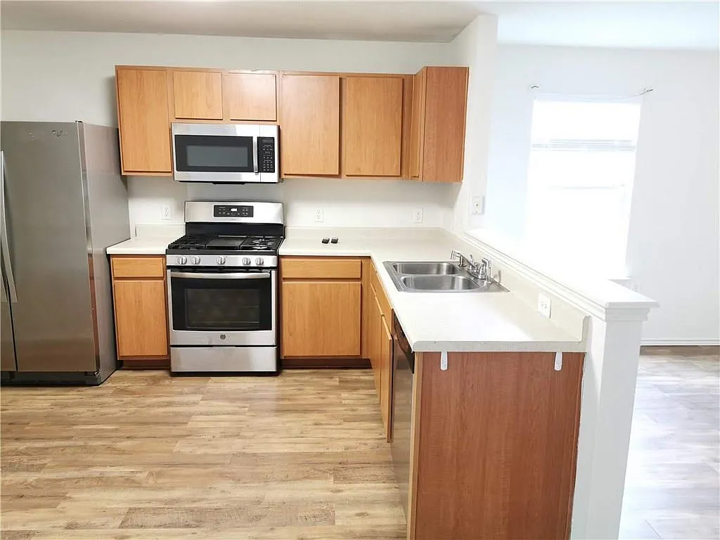 2 bed, 1.5 bath, 1398 sqft, $1,650 — Photo 4