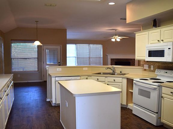 4th image of 305 Keswick Ln