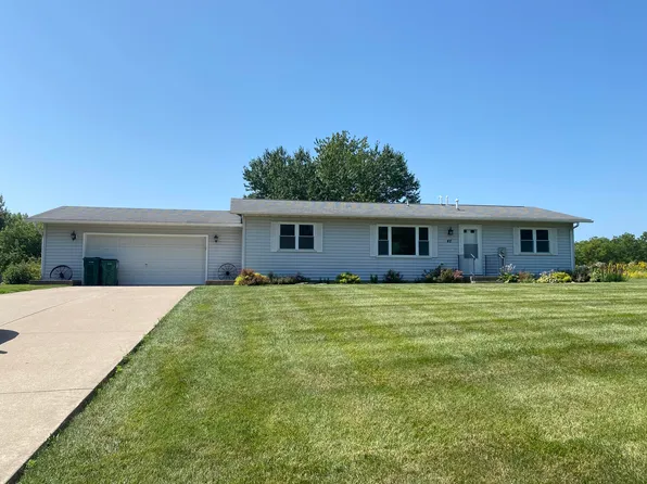 42 E Timberline Dr, Blue Grass, IA 52726