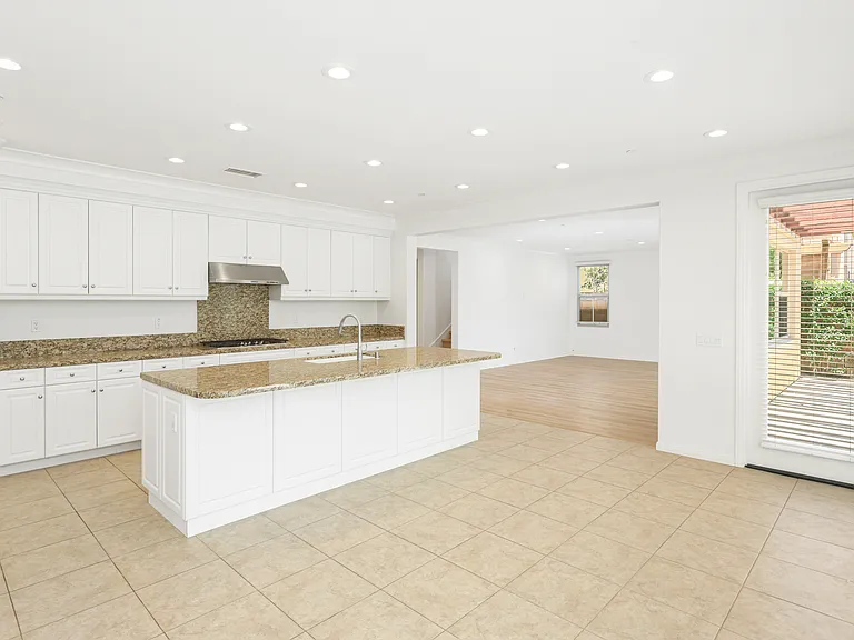 54 Lyndhurst — Photo 4