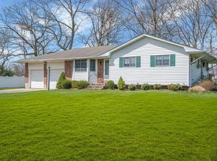 26 Raven Dr, Commack, NY 11725