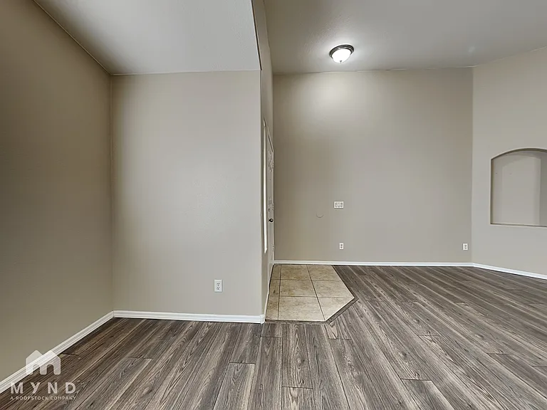 1034 E Saddle Way — Photo 2