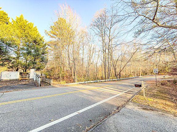 3rd image of 23053 Gunston Dr