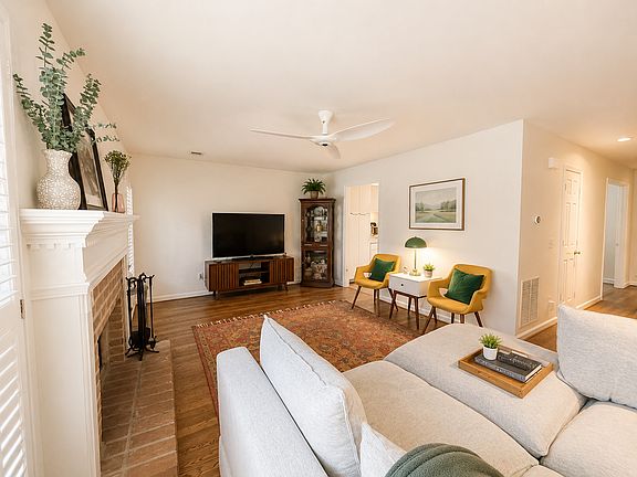 5th image of 2727 Niazuma Ave S