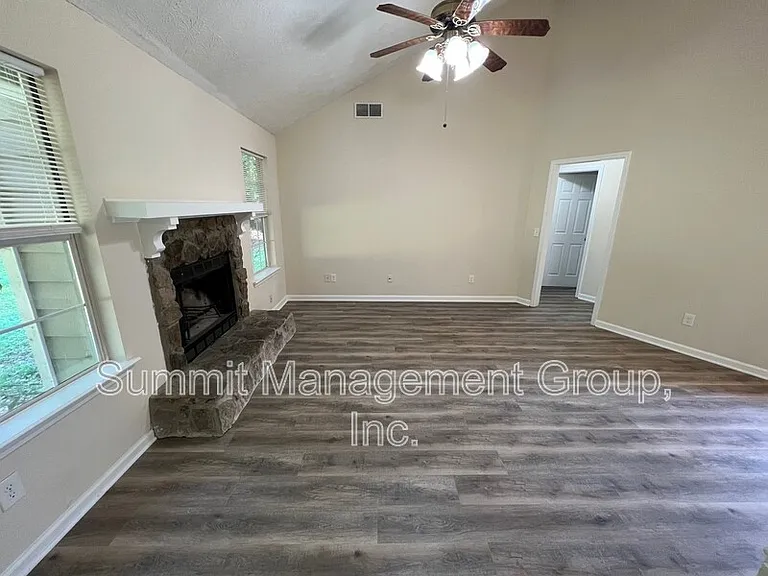 555 Cowan Rd — Photo 4