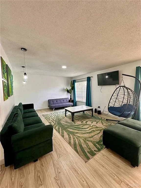 4 bed, 2.0 bath, 2200 sqft, $2,400 — Photo 4