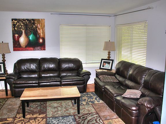 Livingroom w/ hardwood floor