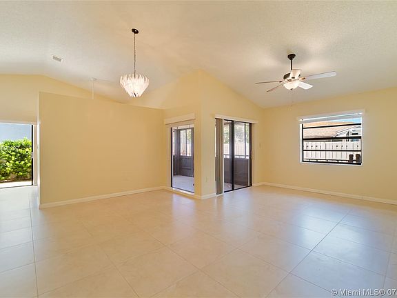 4th image of 621 Green River Ln