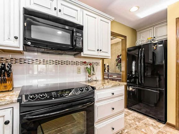 5th image of 9058 Picardy Ct