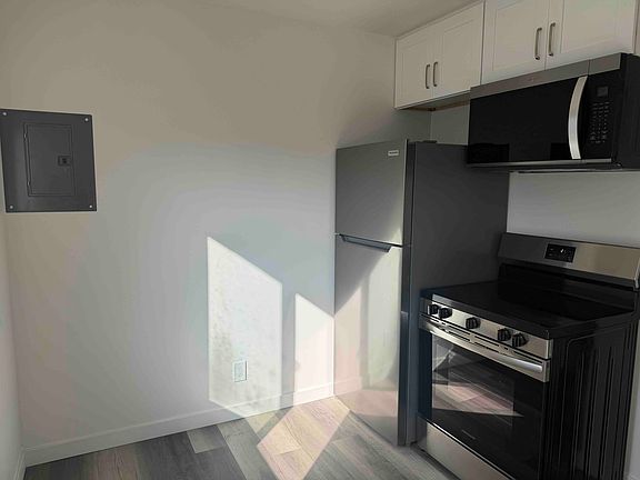 3rd image of 629 S 2nd St APT 10