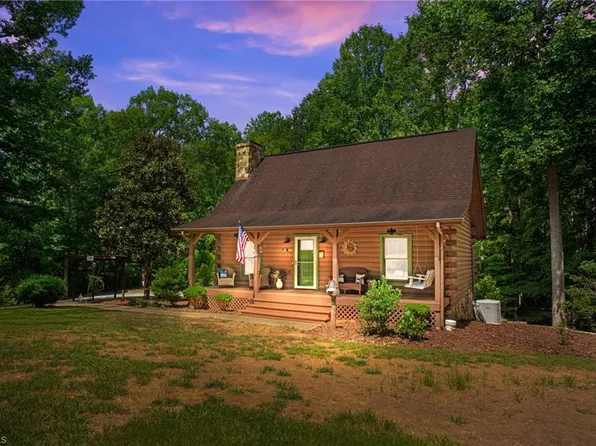 3750 Sapona Trl, Pfafftown, NC 27040