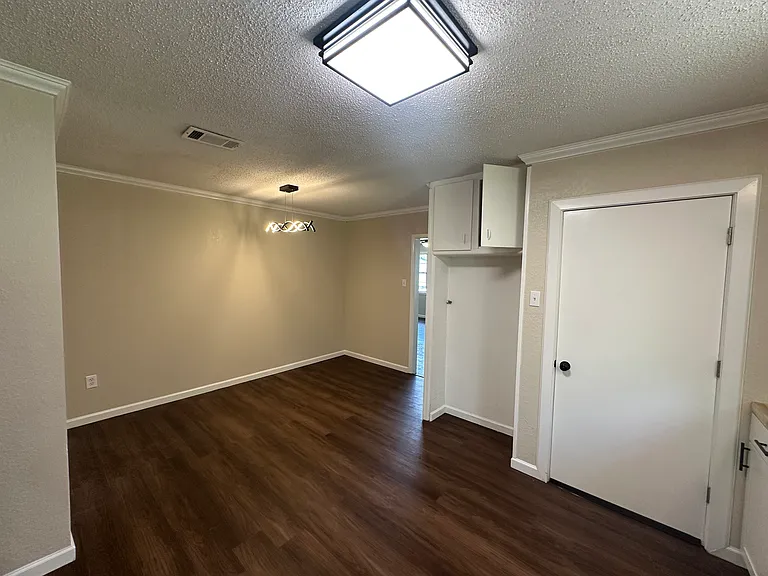 1004 N Erie Ave — Photo 6