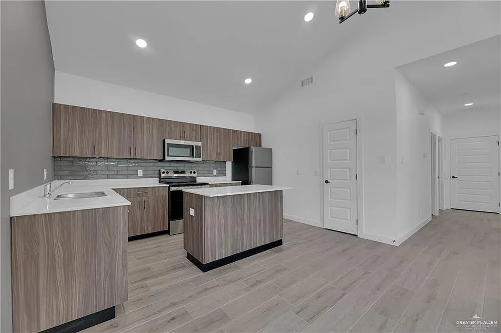 3 bed, 2.0 bath, 4502 sqft, $1,250 — Photo 3