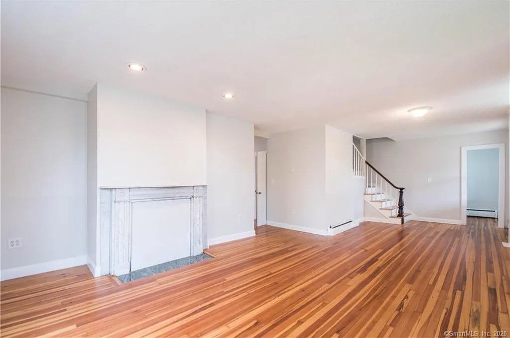 3 bed, 2.5 bath, 2300 sqft, $2,350 — Photo 3