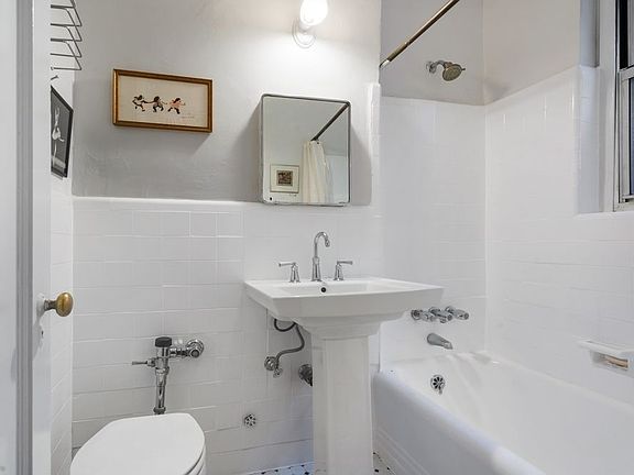 5th image of 318 E 83rd St #3D