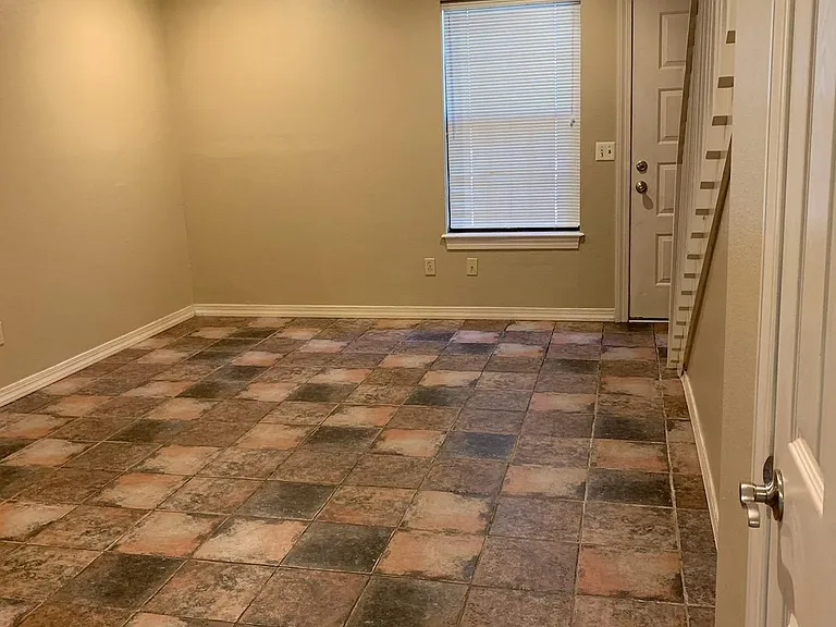 1370 N Oakland Ave — Photo 3