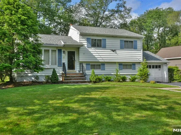 29 Lotus Ln, Waldwick, NJ 07463