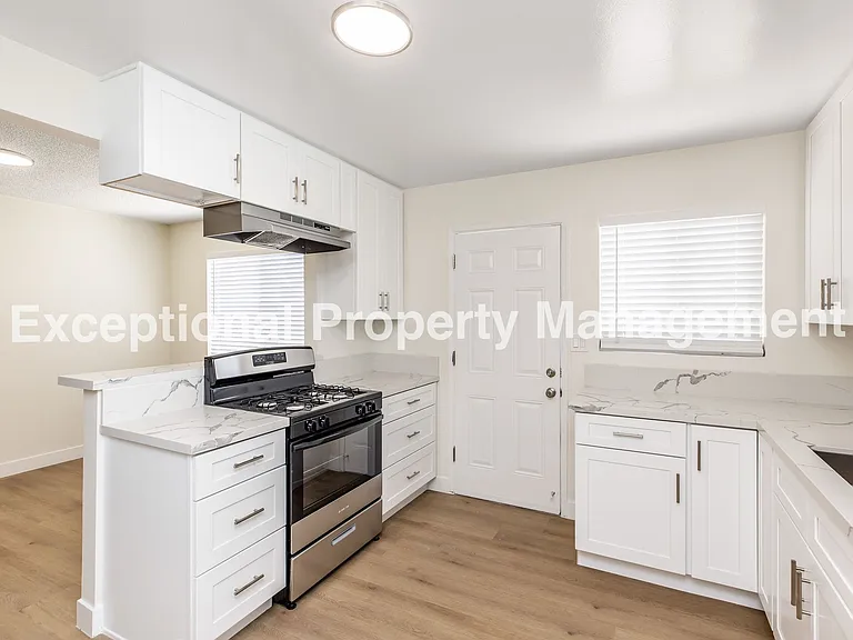 21907 Dolores St — Photo 6