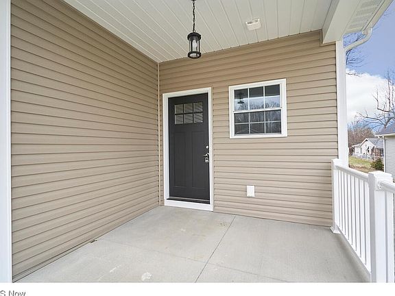 3rd image of 760 Thorn Way