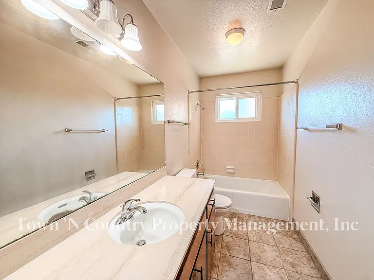 732 La Mesa Dr — Photo 9