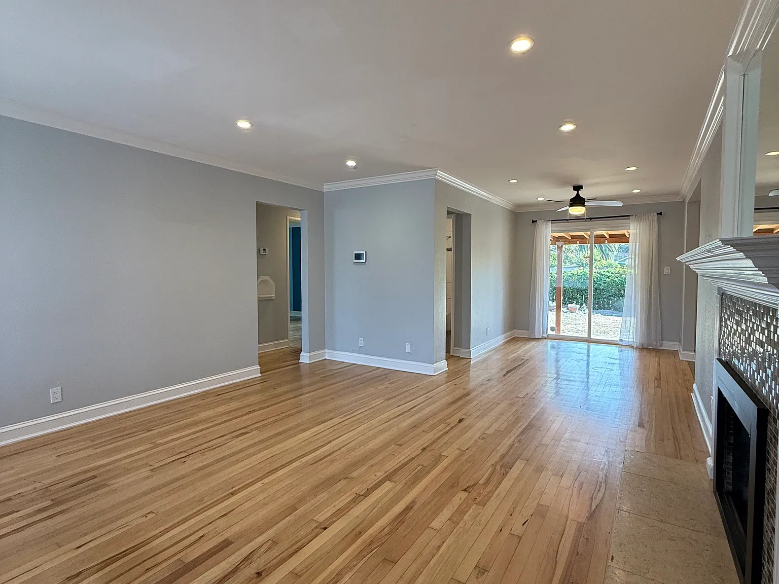 2 bed, 930 sqft, $4,500 — Photo 2