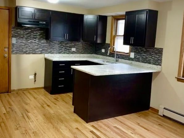 7915 S Sacramento Ave