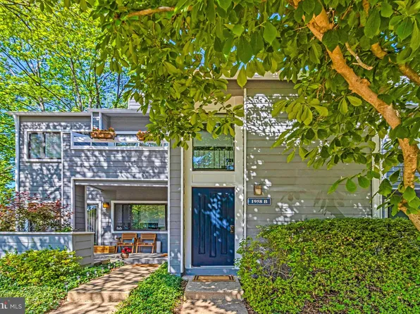 1958 Villaridge Dr, Reston, VA 20191