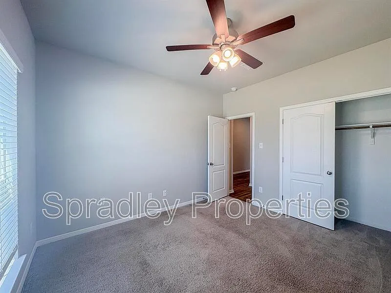 4 bed, 2.0 bath, 2525 sqft, $2,295 — Photo 4