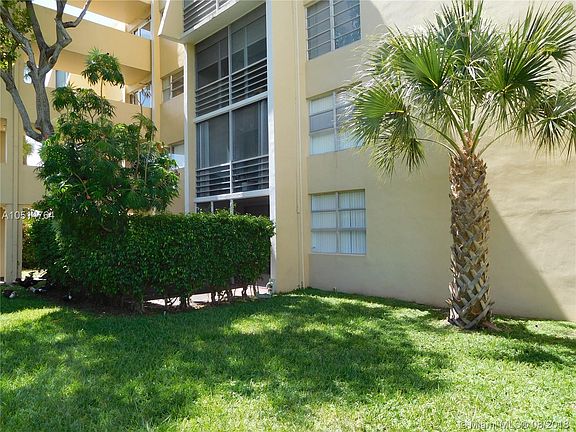 5th image of 920 NE 199th St APT 112