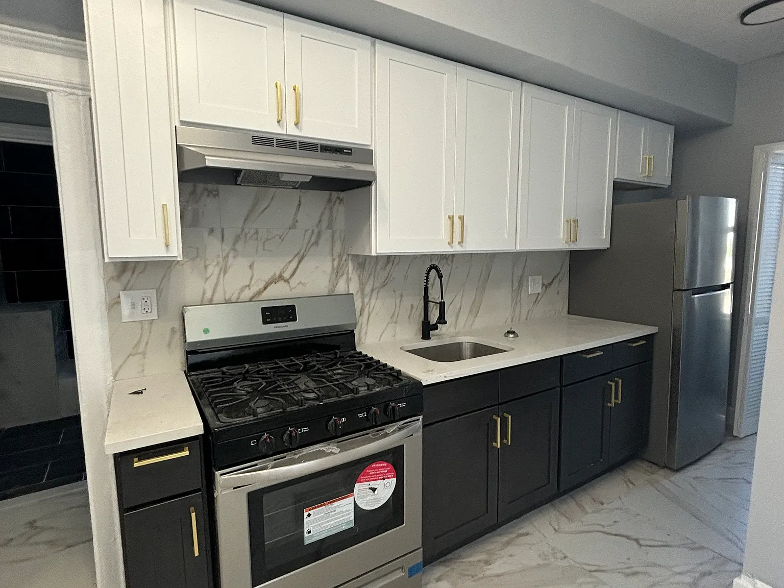 3 bed, 1000 sqft, $2,350 — Photo 2