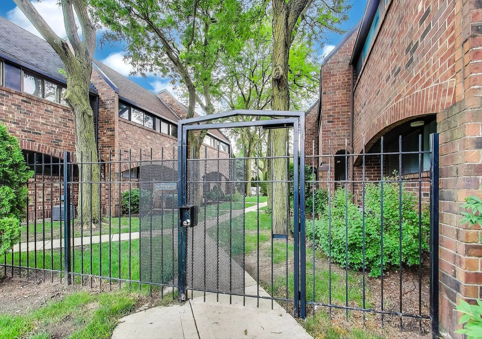 UIC Area 3-Bedroom Checks All the Boxes — Photo 1