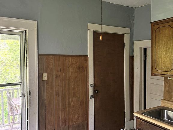 3rd image of 519 Riverside Dr