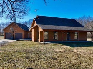 1850 E Trails End Rd, Sturgeon, MO 65284