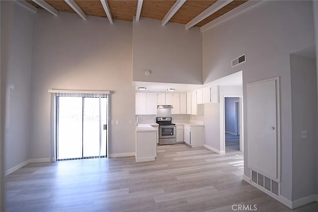 2 bed, 2.0 bath, 1000 sqft, $3,300 — Photo 4