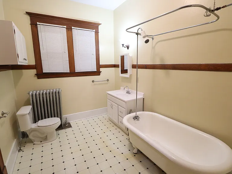 Beautiful and Unique Victorian Apartment Building — Photo 18