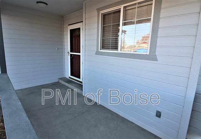 716 Kimberly Ct — Photo 3