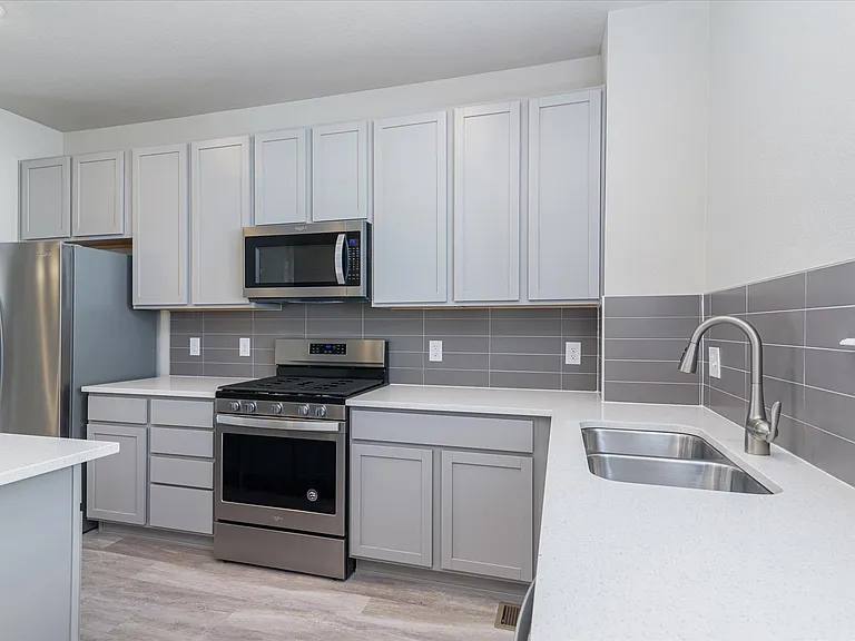 1380 Hoyt St #4 — Photo 3